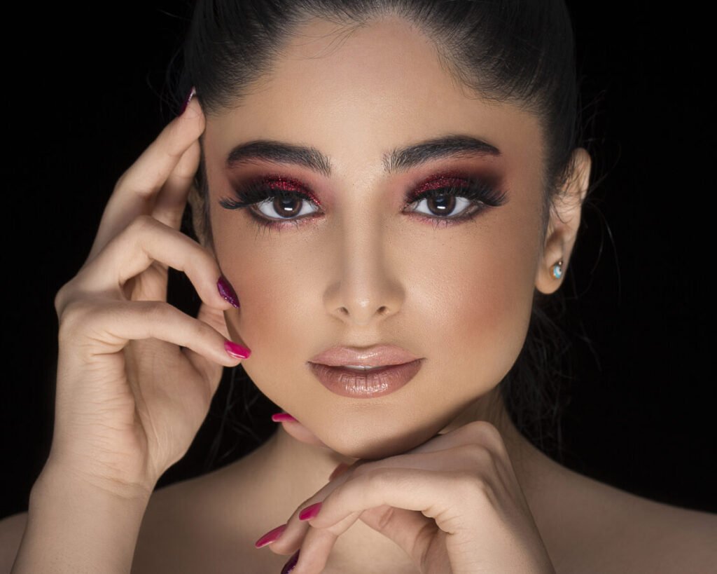 Dark smokey eye makeup​